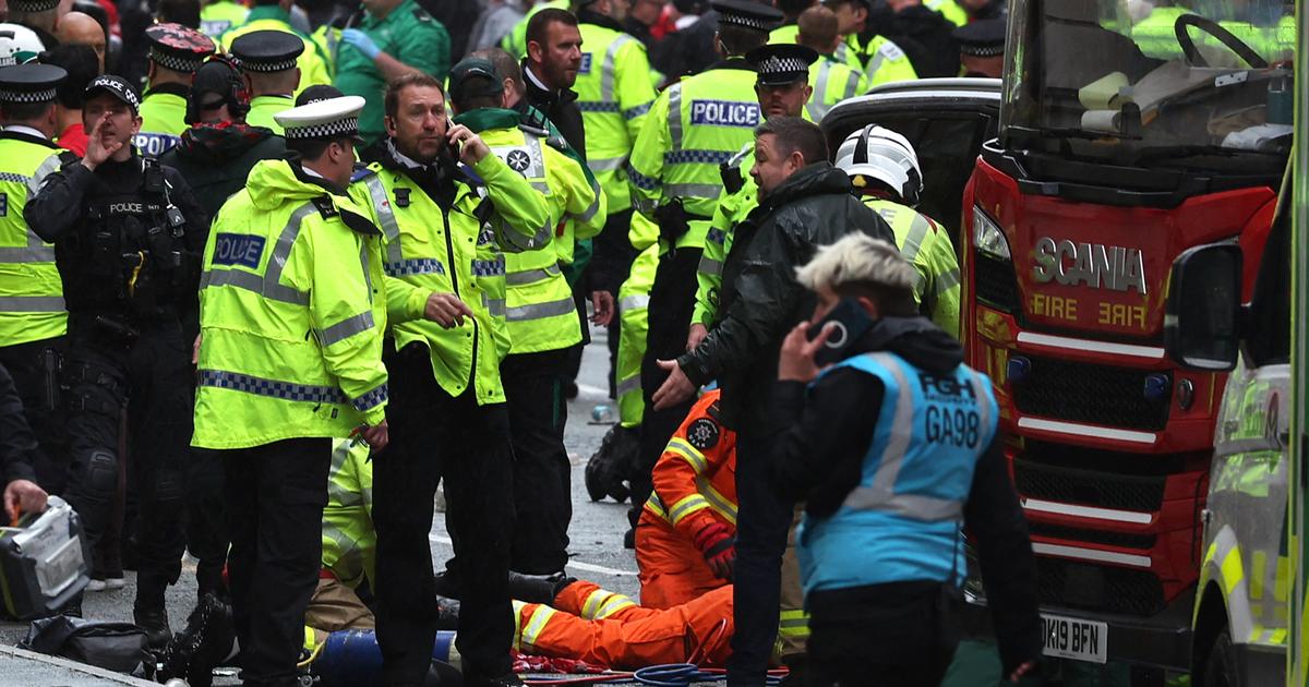 une voiture fonce dans la foule lors de la parade de victoire du Liverpool FC, plusieurs blessés