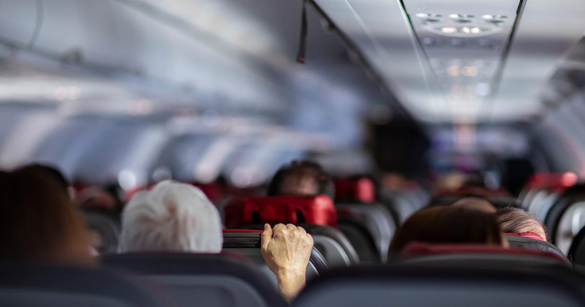 un avion se retrouve pris dans une violente tempête de grêle