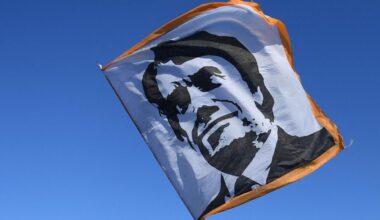 À Marseille, une statue de Bernard Tapie dévoilée sur le parvis du stade Vélodrome
