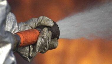 incendie en cours dans un stade, d'impressionnantes fumées visibles à des kilomètres