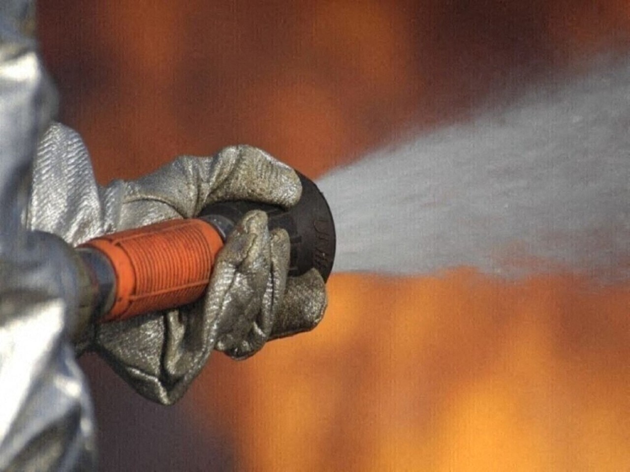 incendie en cours dans un stade, d'impressionnantes fumées visibles à des kilomètres