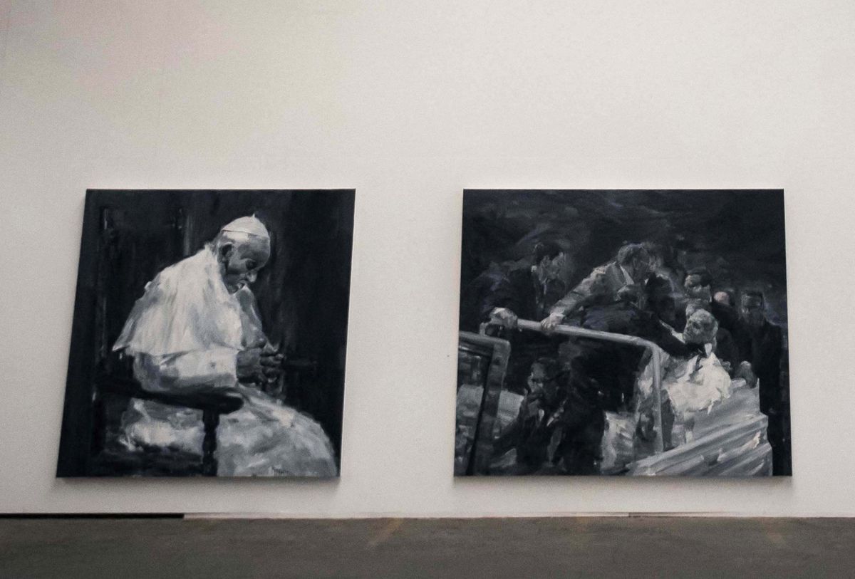 Atelier de l’artiste franco-chinois Yan Pei-Ming à Ivry-sur-Seine, avec trois peintures en noir et blanc exposées sur un mur blanc.