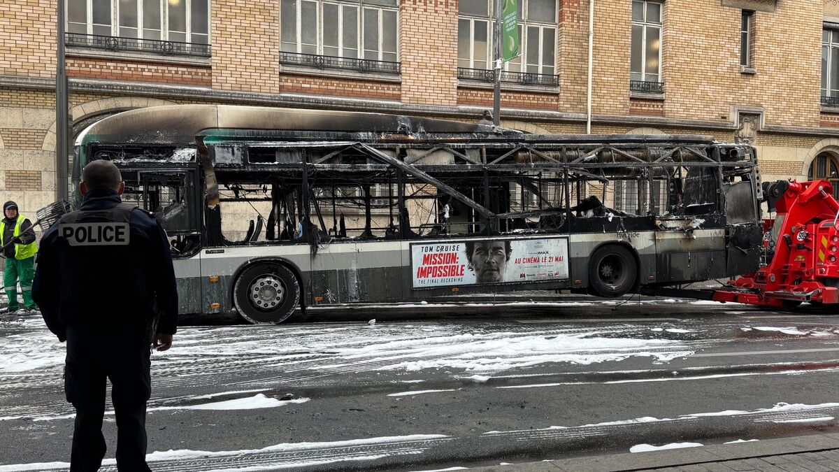 Paris : un bus vide de la RATP prend feu boulevard de Clichy