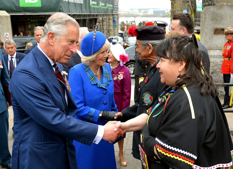 Le prince de Galles et la duchesse de Cornouailles rencontrent des membres des Premières Nations à Halifax, en Nouvelle-Écosse, au début de leur voyage royal au Canada, le lundi 19 mai 2014.