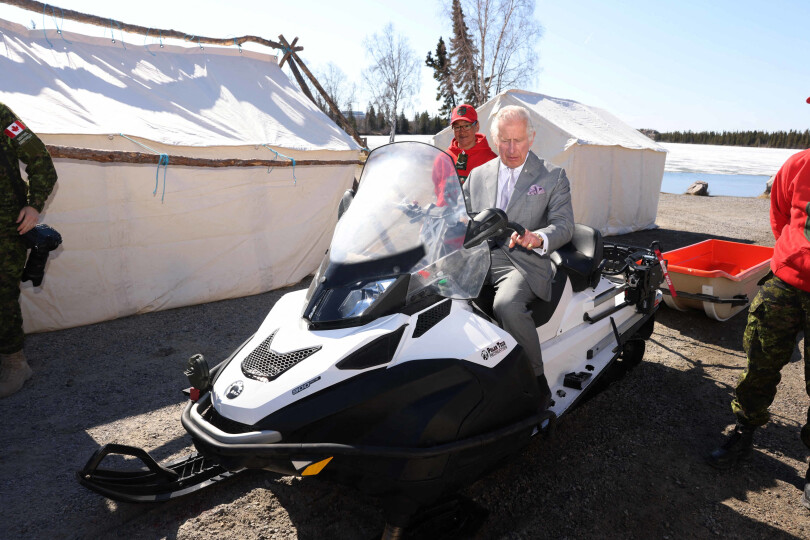 Le prince de Galles lors d'une visite aux Rangers canadiens au parc territorial Fred Henne à Yellowknife, le 19 mai 2022, au cours de son voyage de trois jours au Canada pour célébrer le jubilé de platine de la reine.