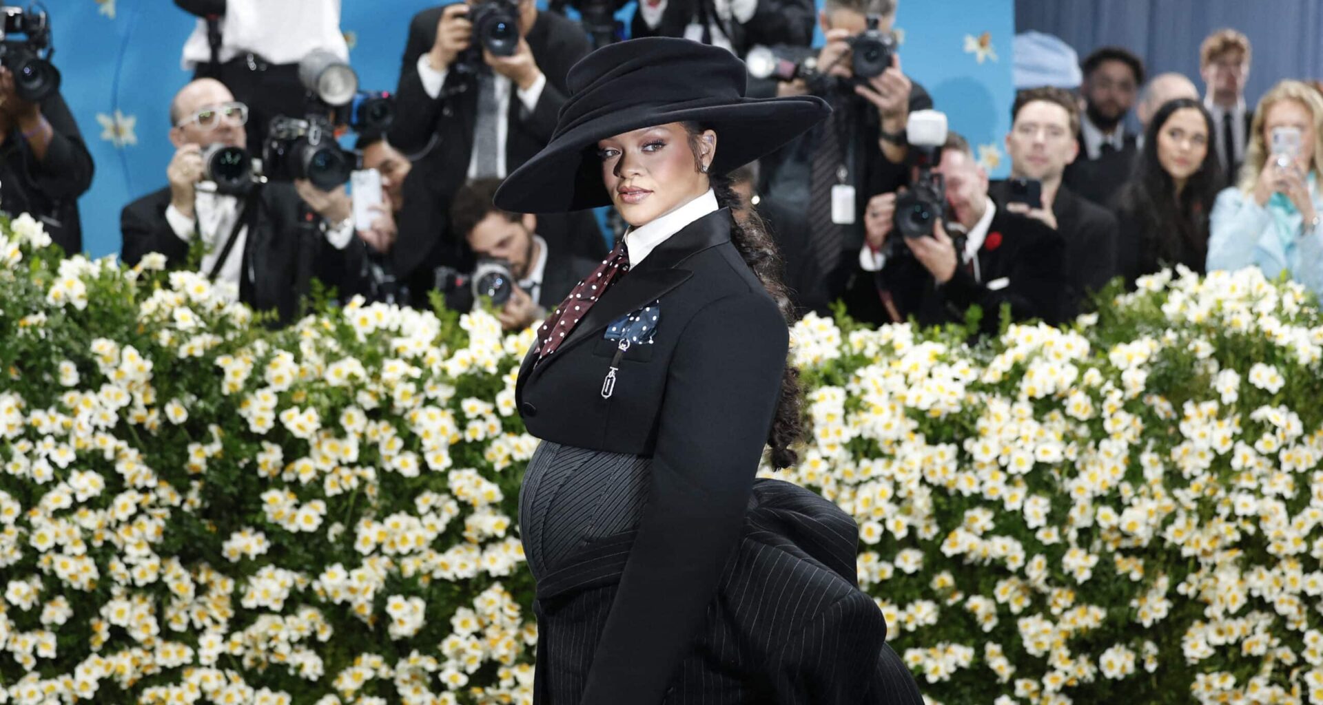 Rihanna enceinte de son 3e enfant : la chanteuse officialise sa grossesse sur le tapis du MET Gala 2025