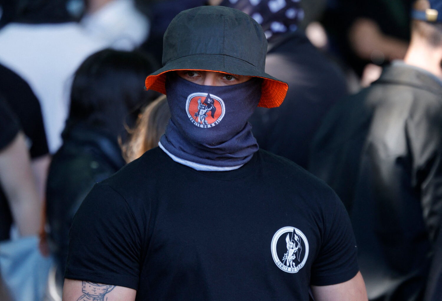 « Les Hussards » : révélations sur le groupe néofasciste héritier des Zouaves qui frappe à Paris
