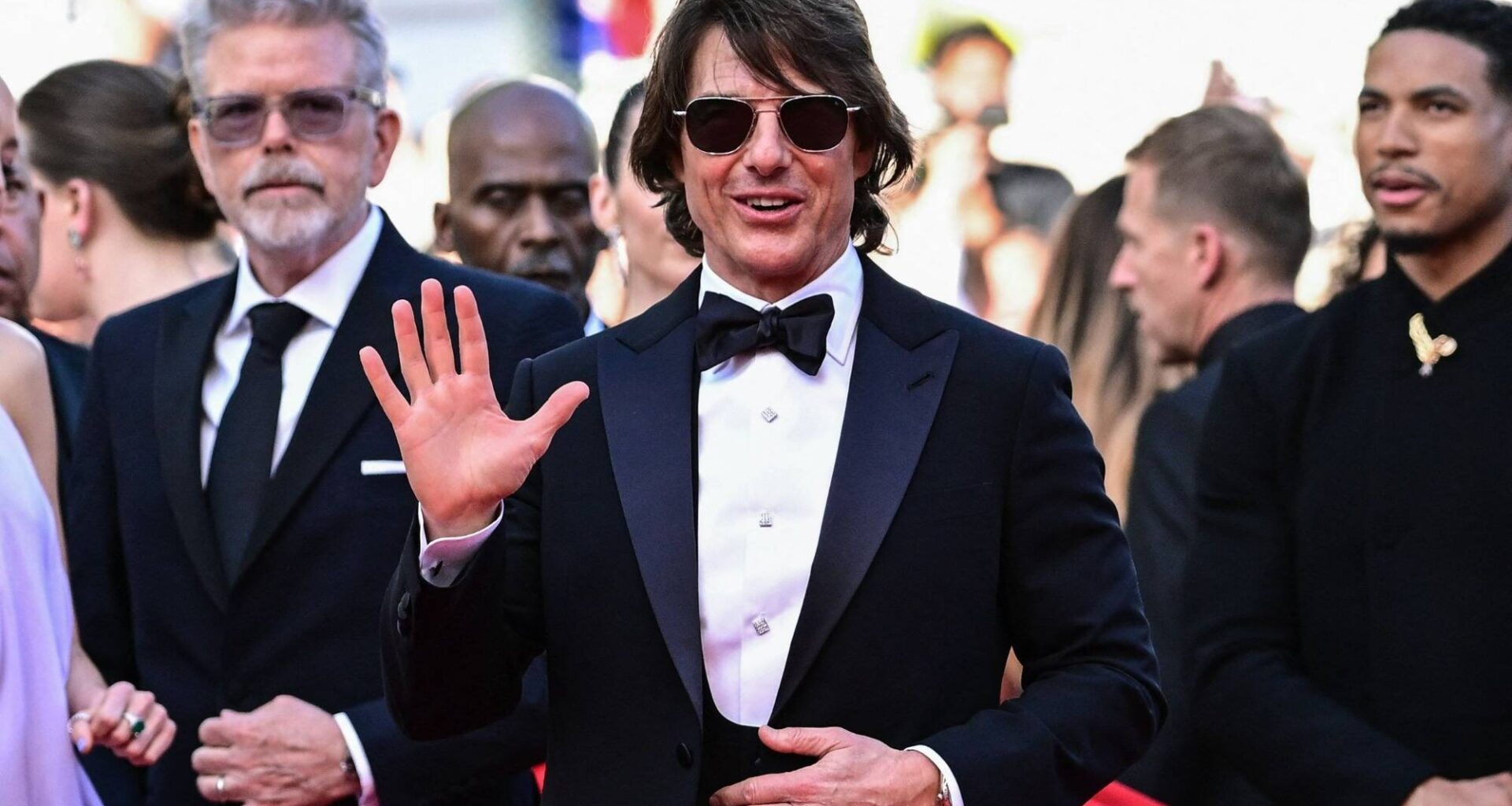 Tom Cruise et l'équipe du film "Mission Impossible" accueillis sur le tapis rouge par un orchestre cannois, les images géniales d'un générique mythique