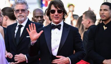Tom Cruise et l'équipe du film "Mission Impossible" accueillis sur le tapis rouge par un orchestre cannois, les images géniales d'un générique mythique