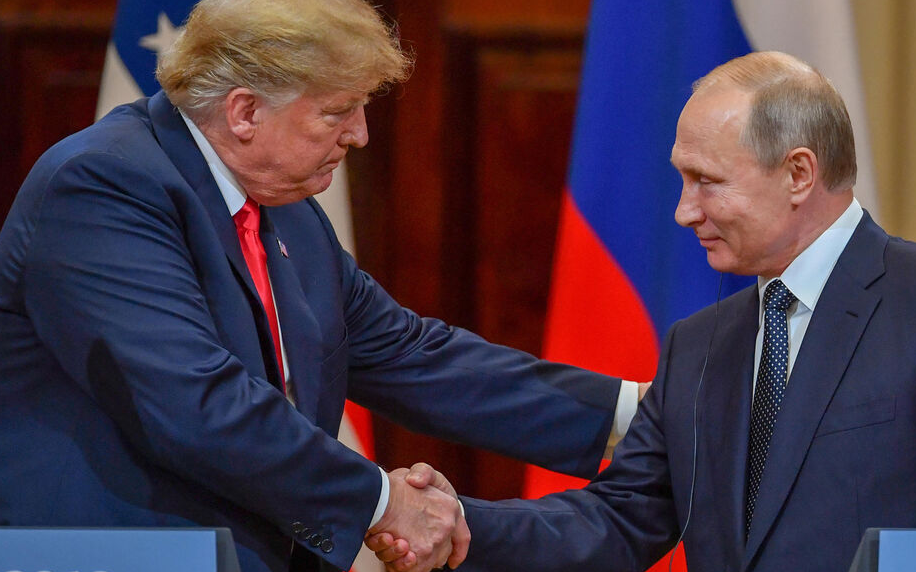 Donald Trump (gauche) et Vladimir Poutine se serrent la main lors d’une réunion officielle. (Photo d'archives) Donald Trump (gauche) et Vladimir Poutine se serrent la main lors d’une réunion officielle. (Photo d'archives)