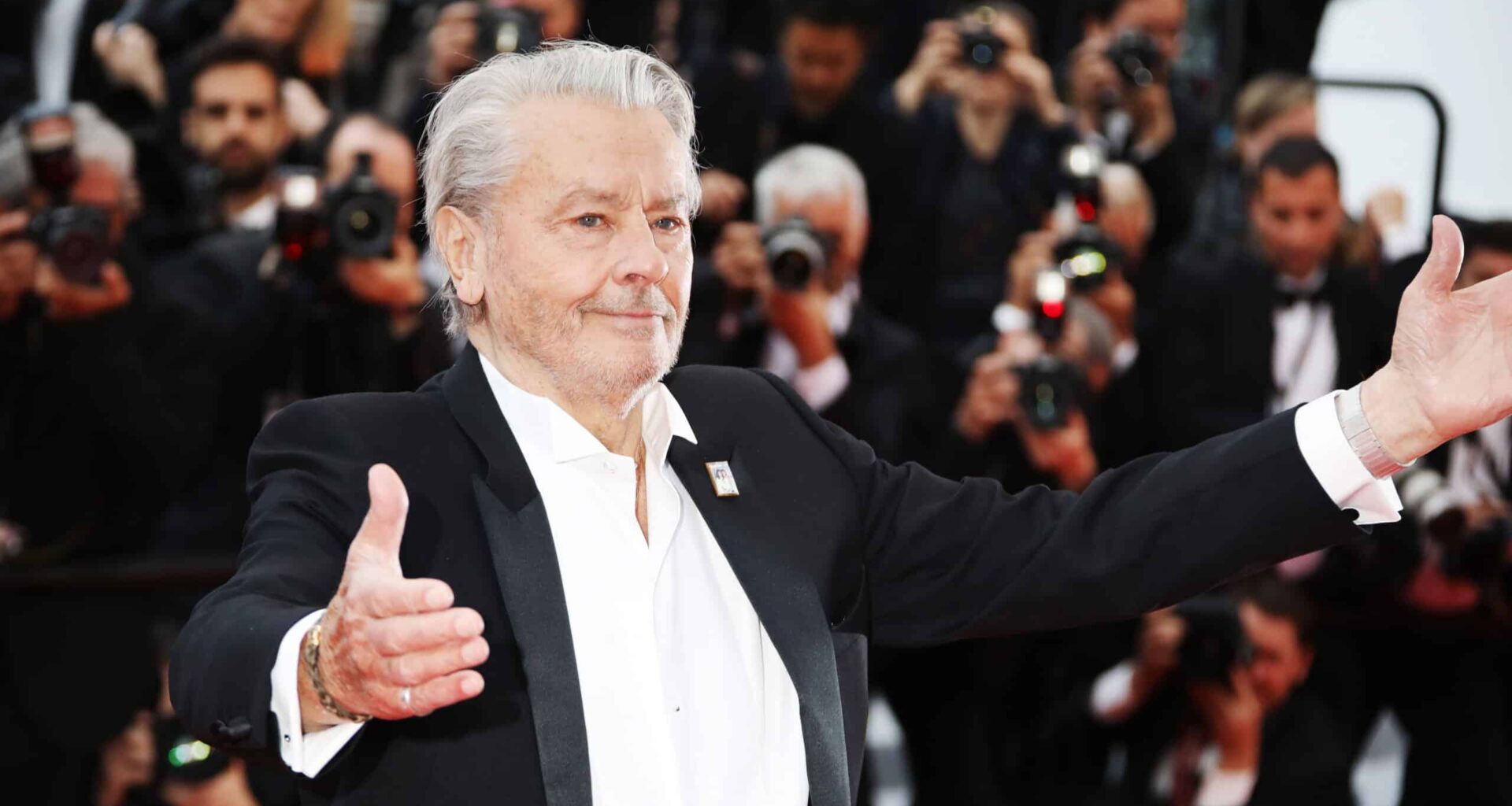 Alain Delon : un nouvel enfant illégitime eu avec "une prostituée vietnamienne" pourrait bouleverser tout l’héritage