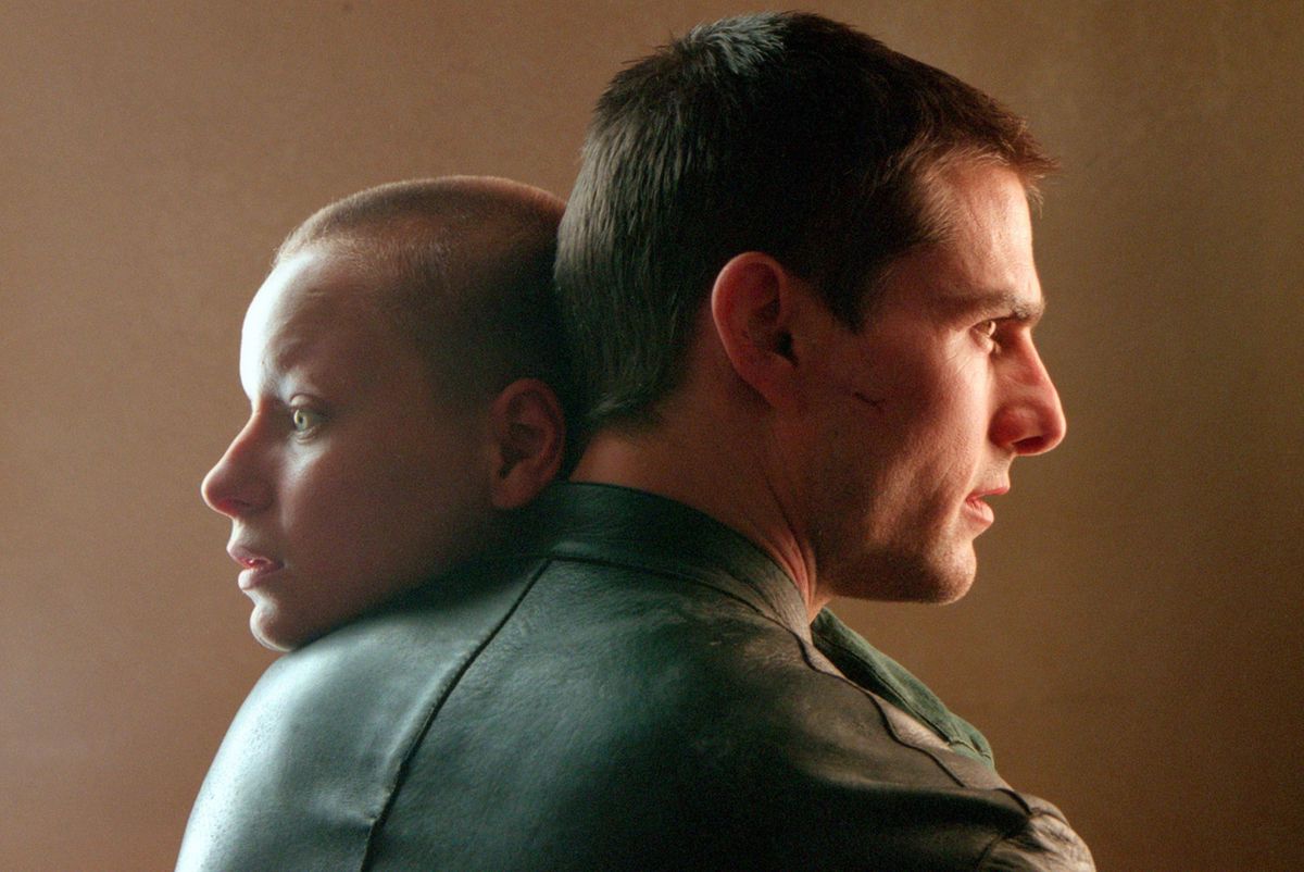 Tom Cruise et Samantha Morton dans une scène du film Minority Report de 2002, se tenant proches avec des expressions sérieuses.