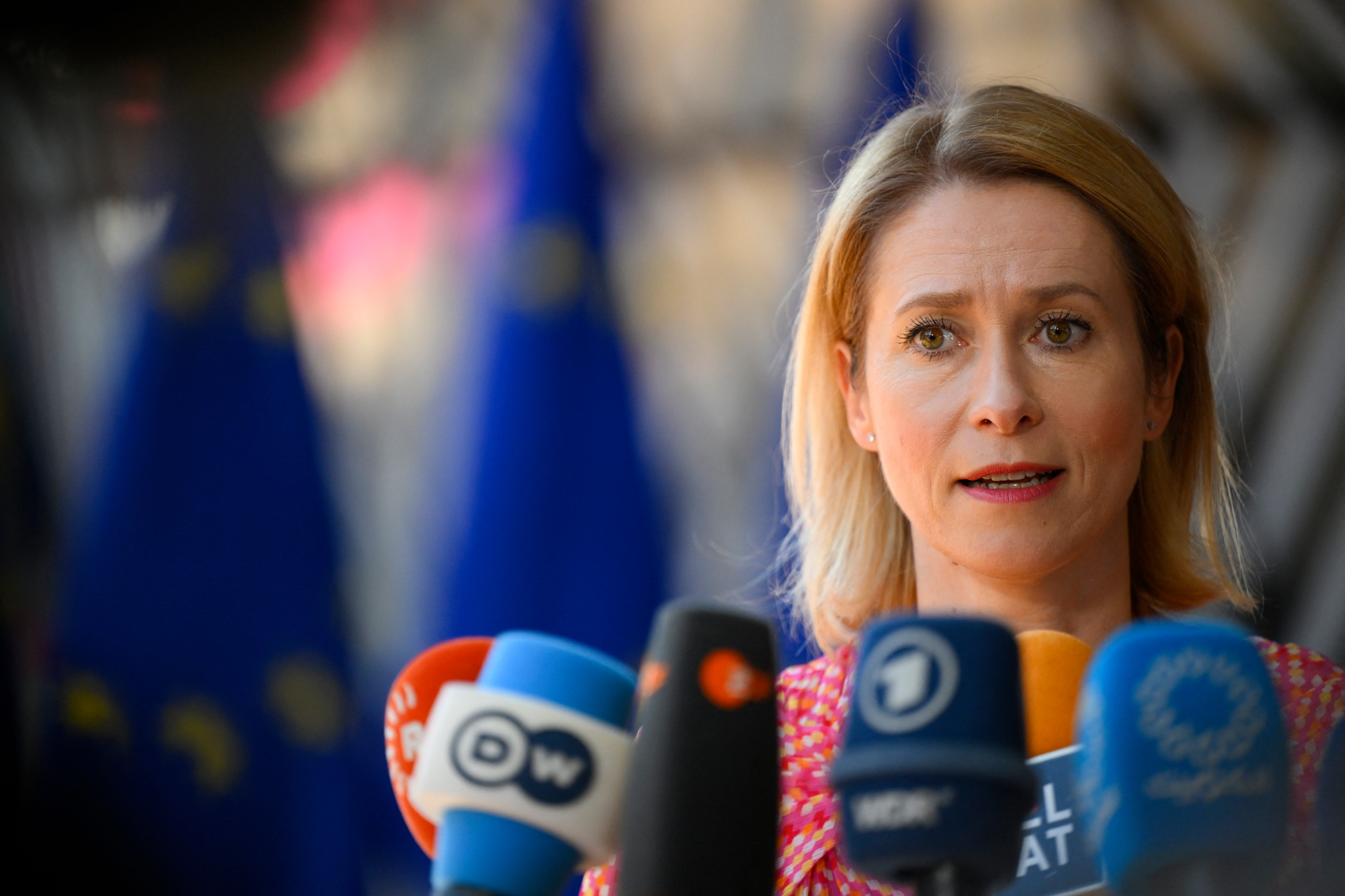 Kaja Kallas répond aux questions des journalistes devant des drapeaux de l’UE à Bruxelles lors d’une réunion, le 20 mai 2025. Kaja Kallas répond aux questions des journalistes devant des drapeaux de l’UE à Bruxelles lors d’une réunion, le 20 mai 2025.