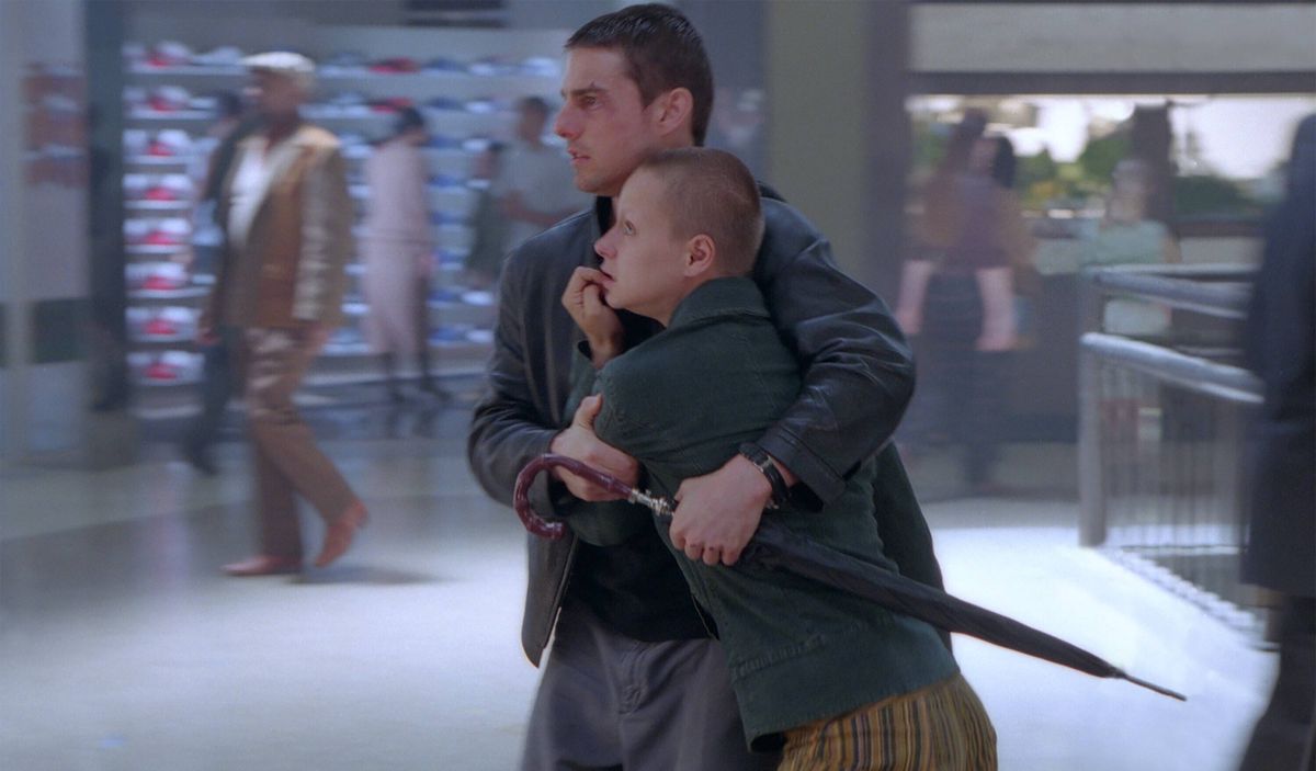 Scène du film Minority Report de 2002 avec deux personnages, un homme tenant une femme, dans un centre commercial.