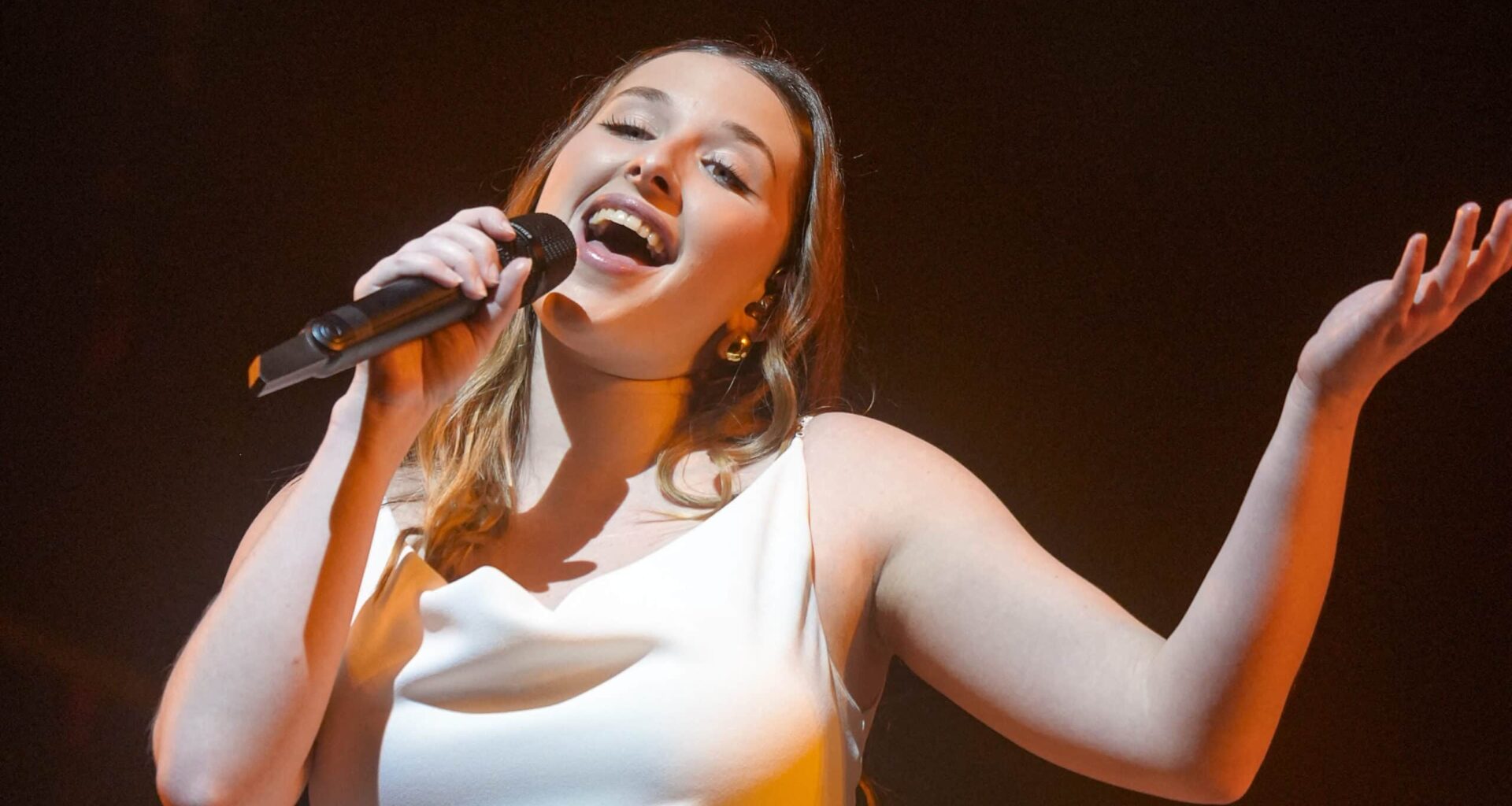 Héléna Bailly : accident vestimentaire en plein concert, la chanteuse sauvée par ses fans