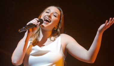 Héléna Bailly : accident vestimentaire en plein concert, la chanteuse sauvée par ses fans