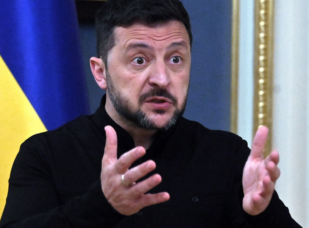 Le président ukrainien Volodymyr Zelensky s’adresse aux médias lors d’un point presse à Kyiv, le 19 mai 2025, suite à son échange téléphonique avec le président des États-Unis. Le président ukrainien Volodymyr Zelensky s’adresse aux médias lors d’un point presse à Kyiv, le 19 mai 2025, suite à son échange téléphonique avec le président des États-Unis.