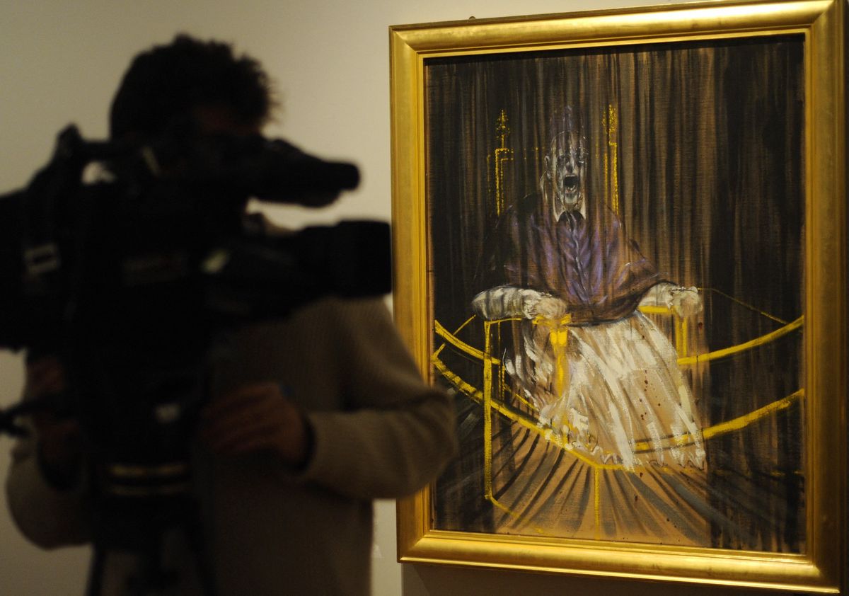 Un caméraman filme près de la peinture de l’artiste irlandais Francis Bacon, ’Étude d’après le portrait du pape Innocent X de Vélasquez’, exposée au musée du Prado à Madrid.