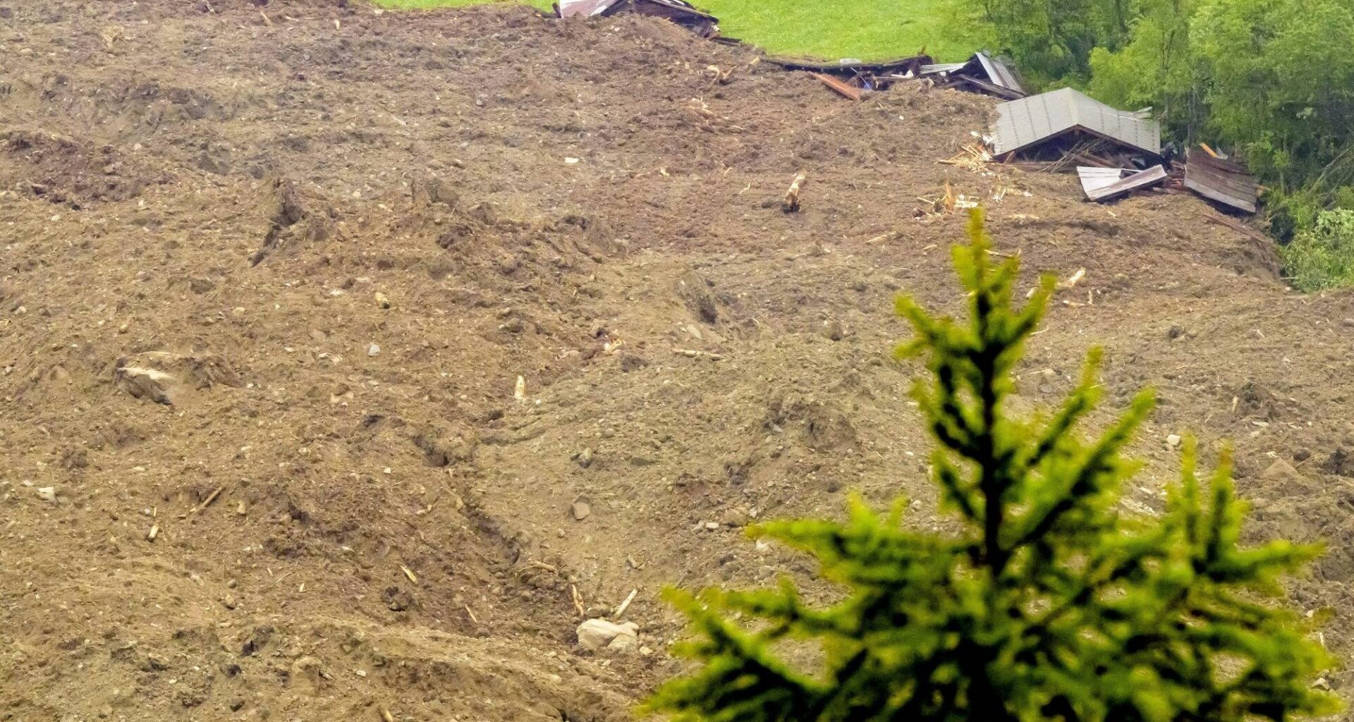 En Suisse, un glacier se détache et emporte avec lui une partie d'un village, faisant un mort