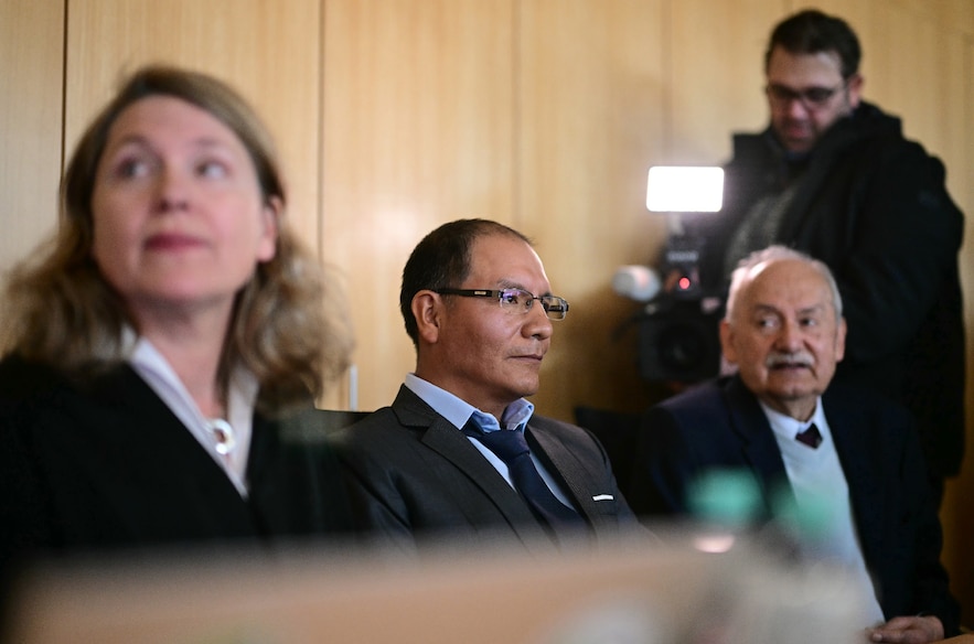 Le paysan péruvien Saul Luciano Lliuya et son avocate Roda Verheyen (à gauche), le 17 mars 2025 au tribunal de Hamm, dans l'ouest de l'Allemagne