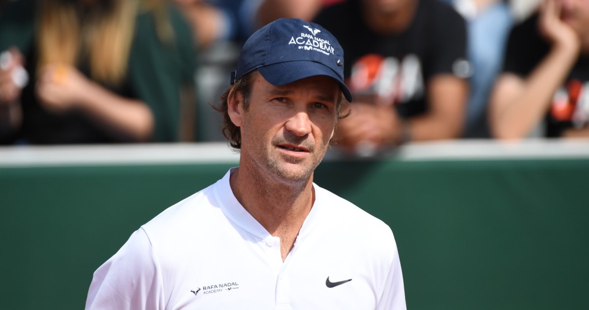 ATP > Carlos Moya met en garde Alcaraz : "Vouloir être le meilleur de l'histoire de cette manière. Peut-on le devenir ? Je pense qu'il est difficile d'avoir une vie normale. Être esclave du tennis est déjà très compliqué…."
