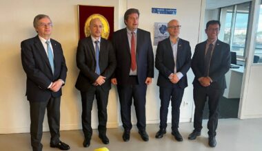 Hubert Létinier, Président de la Chambre des notaires, au centre de la photo entouré de consuls présents pour la conférence du 5 mai dernier