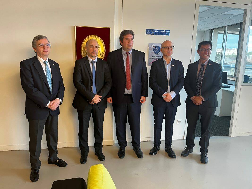 Hubert Létinier, Président de la Chambre des notaires, au centre de la photo entouré de consuls présents pour la conférence du 5 mai dernier