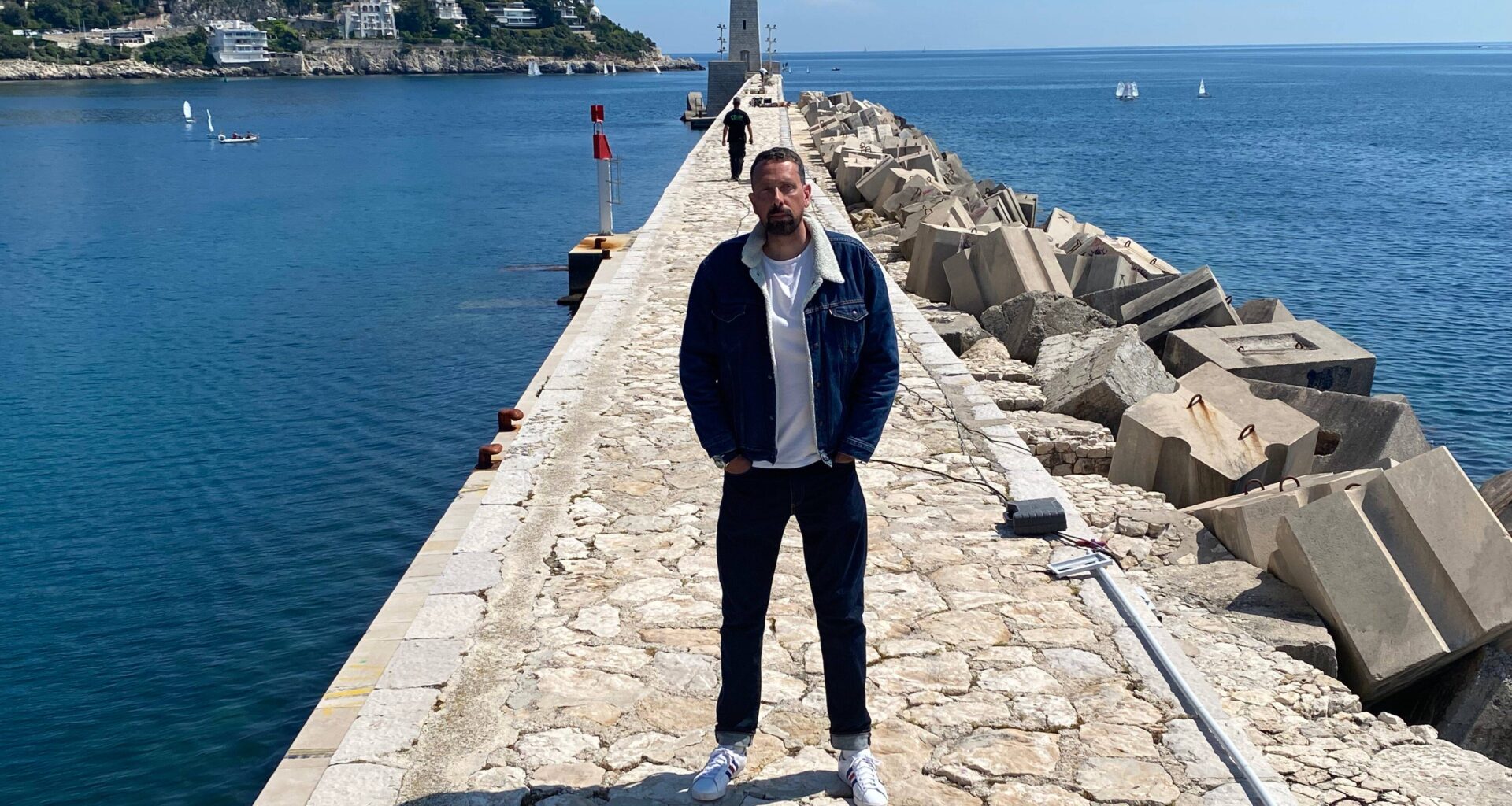 "Une ligne d’horizon bleue, comme un battement de cœur": cet artiste azuréen a équipé la digue du port pour qu’elle s’éclaire à l’approche d’un cétacé au large de Nice