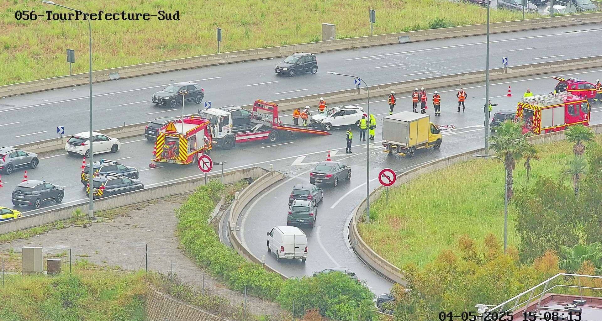 Trois blessés, des ralentissements: ce que l’on sait du véhicule qui a fait plusieurs tonneaux sur l’A8