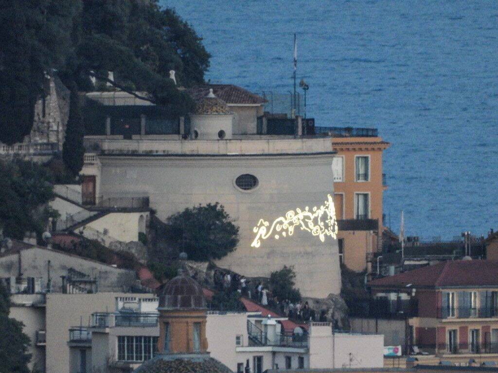 Qu’est-ce que ces étranges signes projetés sur la Tour Bellanda, à Nice?