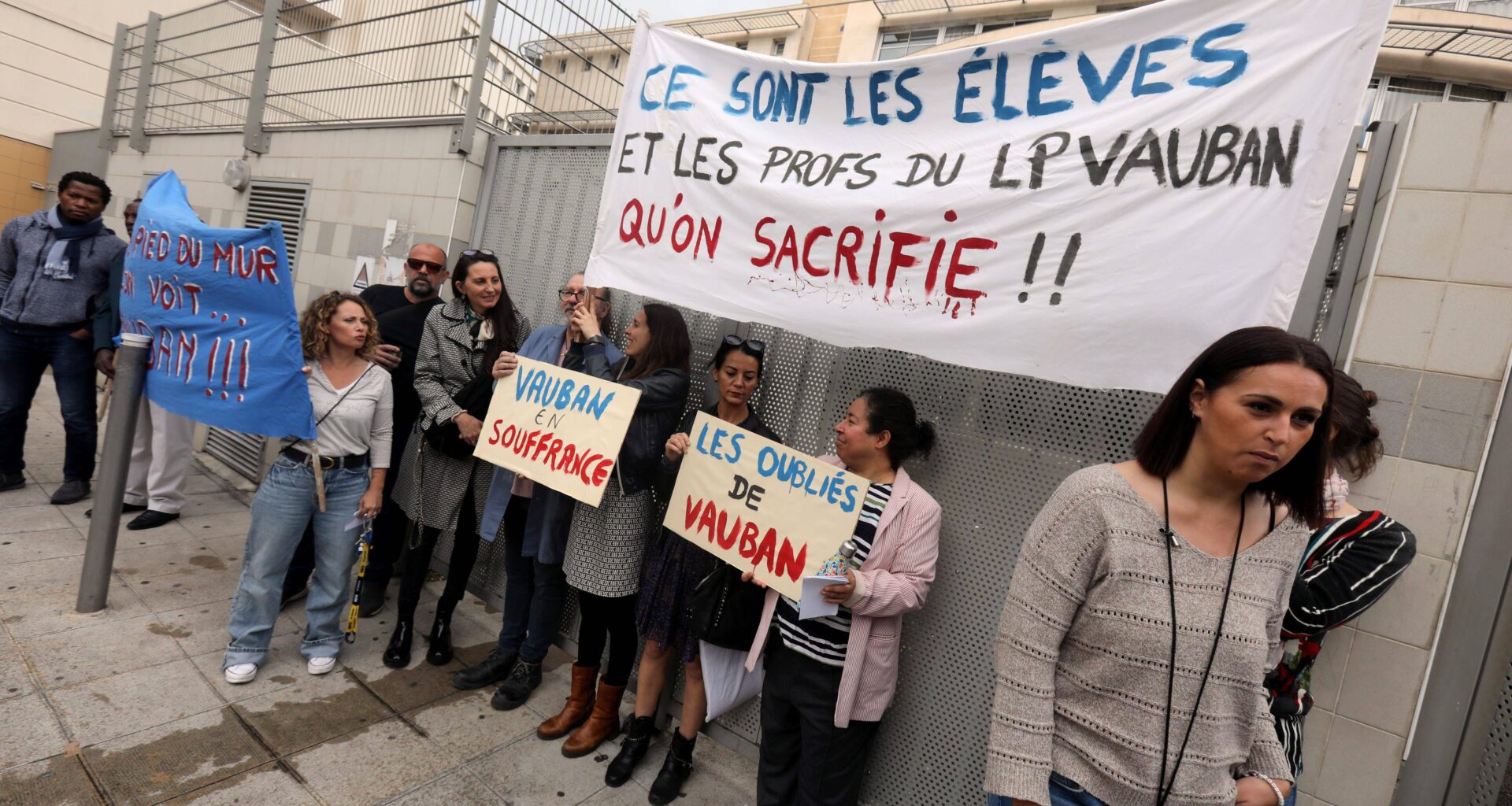 "Avec un poste en moins, on va droit dans le mur": pourquoi les profs d’un lycée de Nice ont manifesté ce lundi