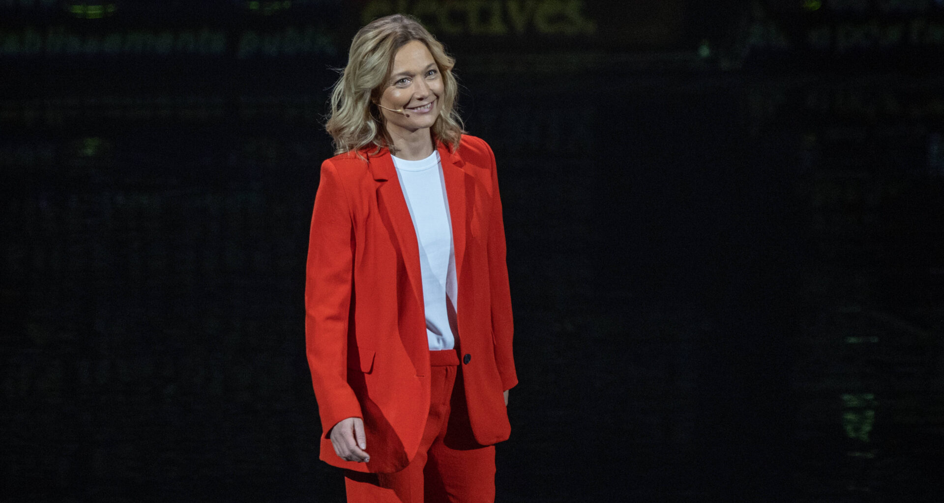 "L’humour, c’est un wagon: il permet de dire l’inatteignable sans choquer": Caroline Vigneaux transforme ses blessures en rires dans In Vigneaux Veritas