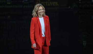 "L’humour, c’est un wagon: il permet de dire l’inatteignable sans choquer": Caroline Vigneaux transforme ses blessures en rires dans In Vigneaux Veritas