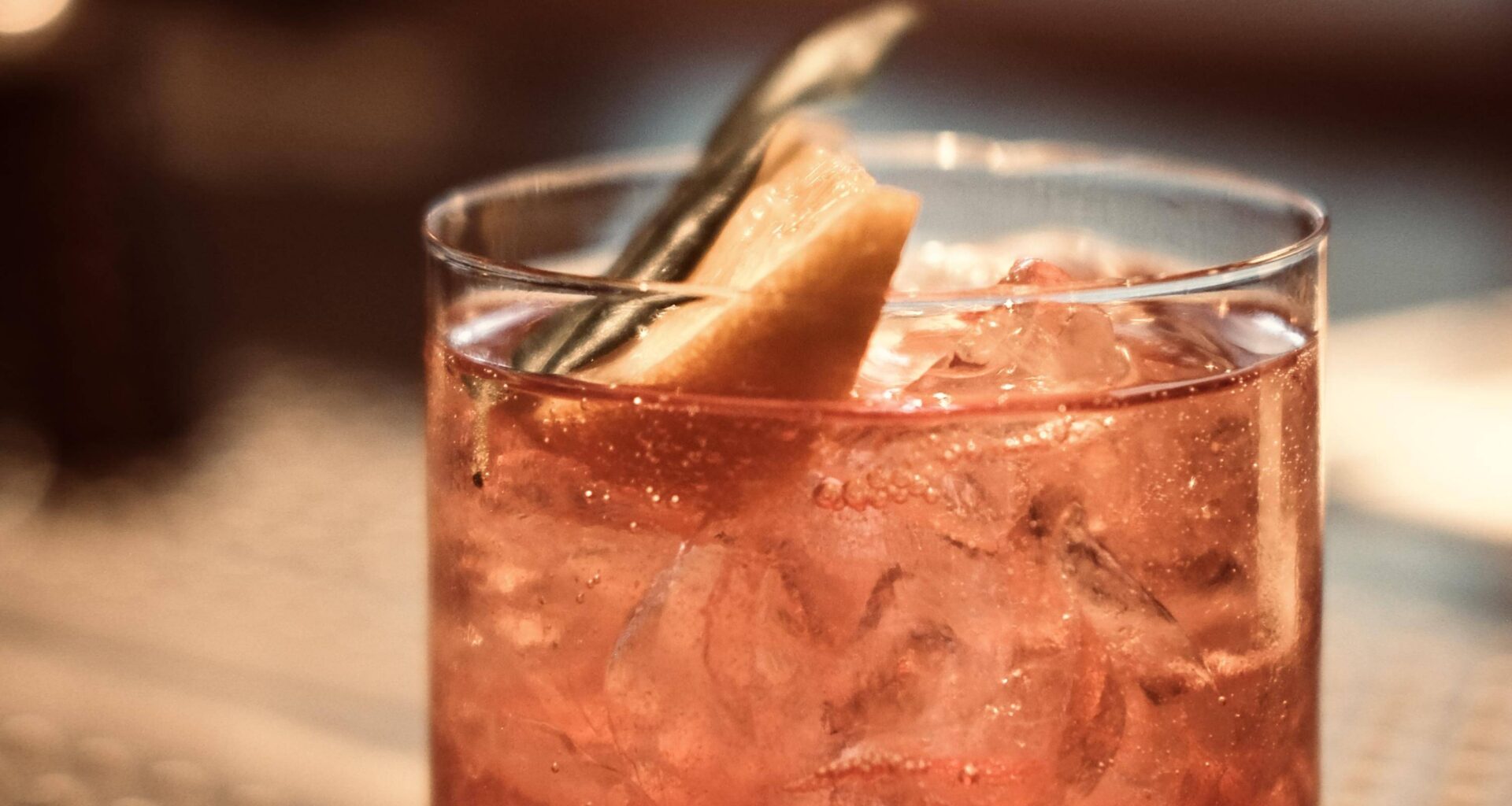 Cocktails inspirés, ambiance feutrée et sons vinyles: à Nice, SuperBar s’est inspiré de l’esprit des kissa japonais