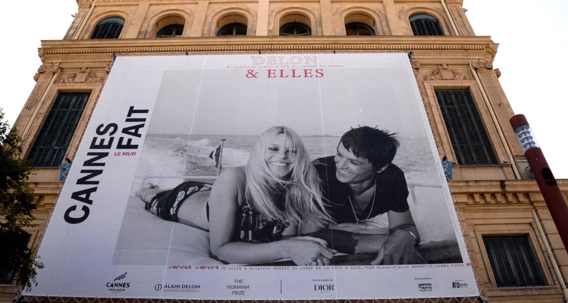 "C’était important de lui rendre un hommage dans cette ville où tout a commencé": la fille d’Alain Delon réagit à l’exposition de photos de son père déployée sur les murs de Cannes