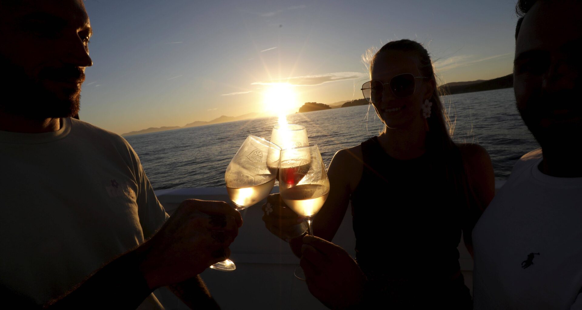 Coucher du soleil et dégustation de vins locaux: la croisière vigneronne relancée dans la rade de Toulon de mai à septembre