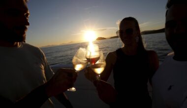 Coucher du soleil et dégustation de vins locaux: la croisière vigneronne relancée dans la rade de Toulon de mai à septembre