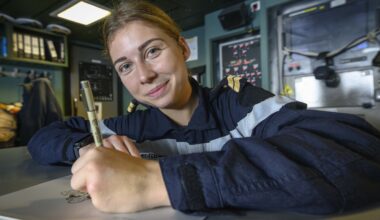 De retour à Toulon après 5 mois de mer, le second maître Céline raconte en dessins comment elle a vécu la mission Clemenceau 25