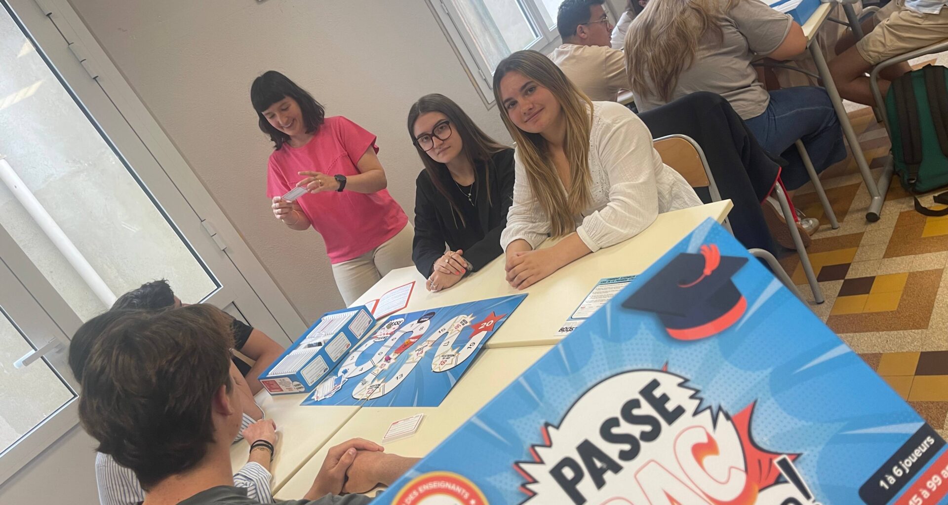 "Une façon plus interactive d’apprendre": des lycéens toulonnais testent un jeu de société pour réviser le bac en s’amusant