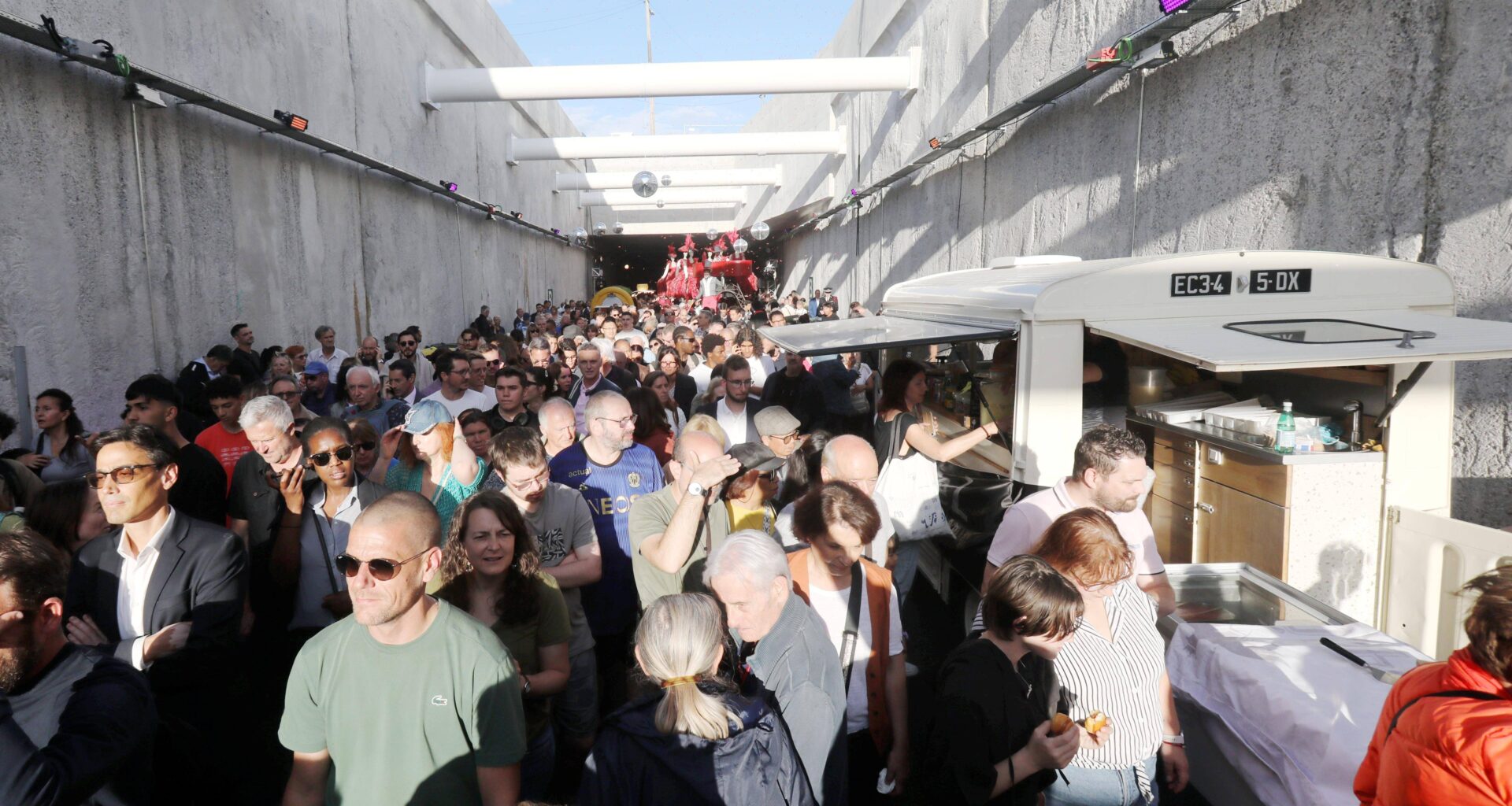 Musique, défilé, socca... Grande fête populaire pour inaugurer le tunnel de la sortie ouest de la voie Mathis à Nice