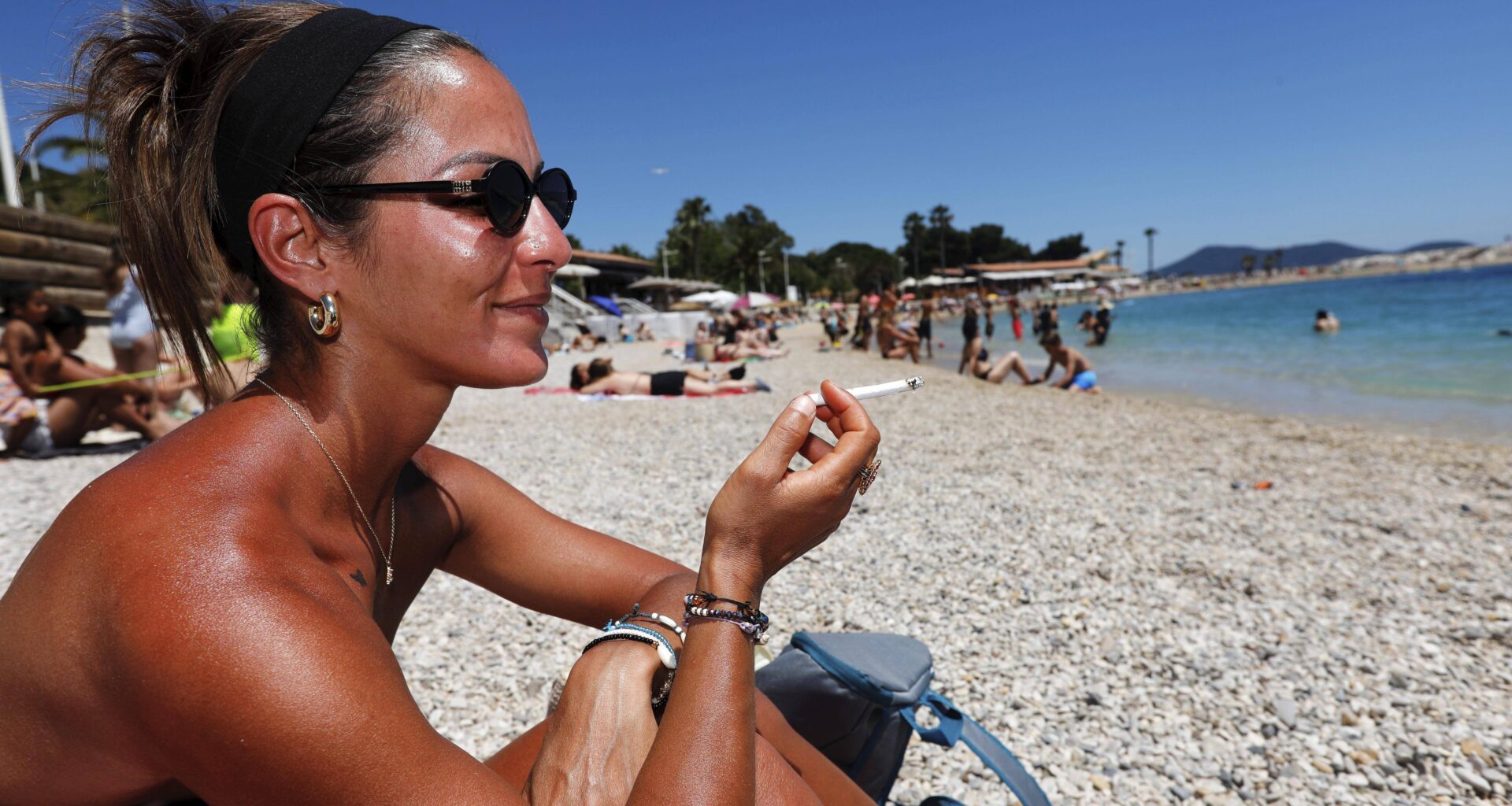 "Ça va être très contraignant": à Toulon, les avis des fumeurs sont partagés sur l'interdiction de la cigarette à la plage