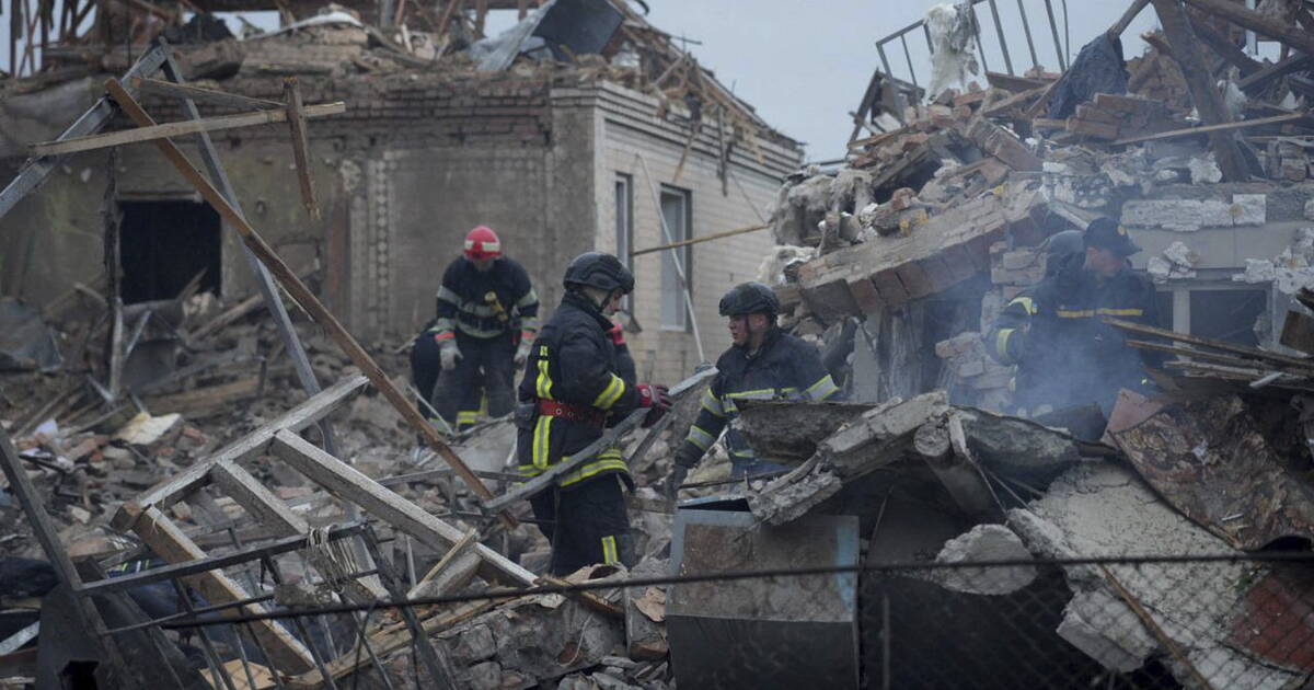 au moins douze morts en Ukraine après des frappes russes – Libération