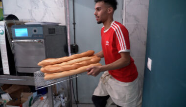 VIDÉO. Boulanger, vendeur et patron… Aniss s’est démultiplié pour garder sa boulangerie ouverte le 1er mai