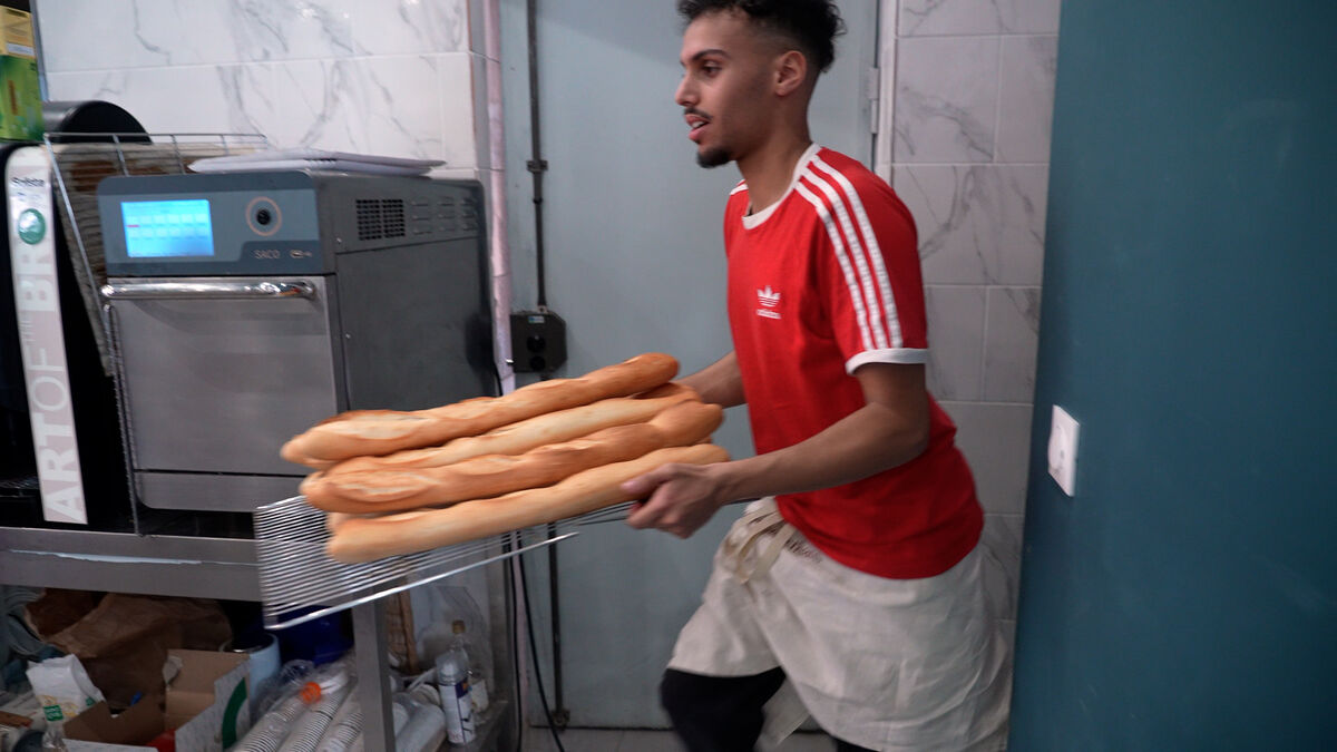 VIDÉO. Boulanger, vendeur et patron… Aniss s’est démultiplié pour garder sa boulangerie ouverte le 1er mai
