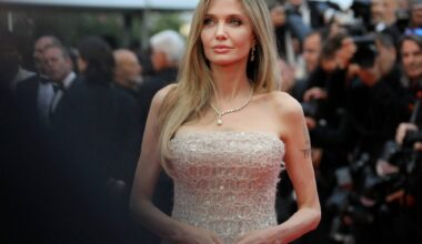 Lumineuse dans sa robe bustier, Angelina Jolie crée la surprise sur le tapis rouge du Festival de Cannes, après 17 ans d'absence