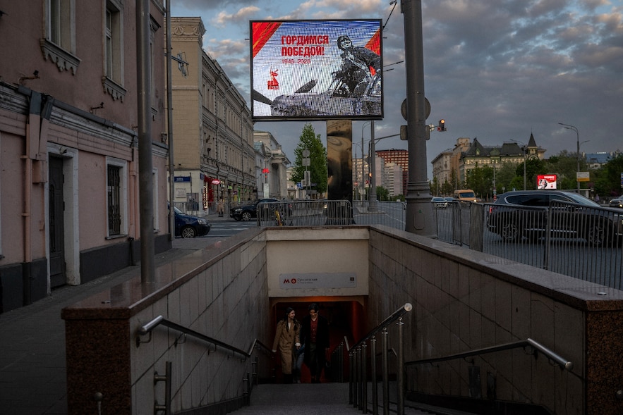 Un écran au-dessus de l'entrée d'un passage souterrain affiche une image commémorative de la victoire du 9 mai 1945, le 7 mai 2025 à Moscou