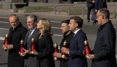 (g-d) Le Premier ministre polonais Donald Tusk, le Premier ministre britannique Keir Starmer, Olena Zelenska, le président ukrainien Volodymyr Zelensky, le président français Emmanuel Macron et le chancelier allemand Friedrich Merz rendent hommage aux victimes de la guerre au Mémorial des morts de la place de l'Indépendance (Maidan) à Kiev, le 10 mai 2025