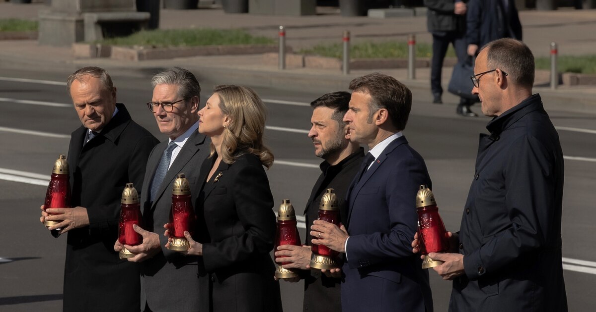 (g-d) Le Premier ministre polonais Donald Tusk, le Premier ministre britannique Keir Starmer, Olena Zelenska, le président ukrainien Volodymyr Zelensky, le président français Emmanuel Macron et le chancelier allemand Friedrich Merz rendent hommage aux victimes de la guerre au Mémorial des morts de la place de l'Indépendance (Maidan) à Kiev, le 10 mai 2025