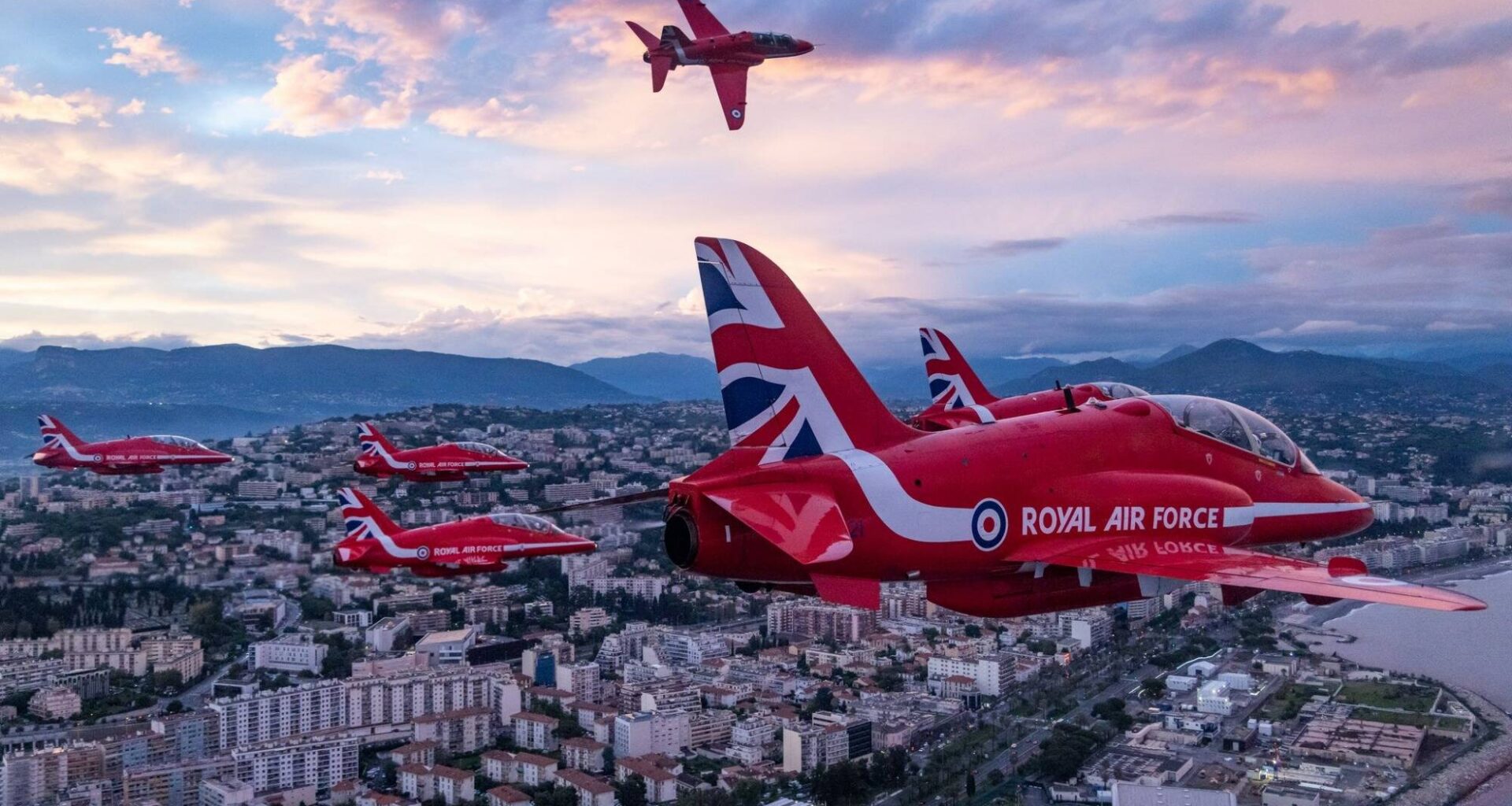 Dix avions rouges lâchent des fumigènes au-dessus de Nice: que faisait la Royal Air Force sur la Côte d'Azur?