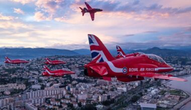 Dix avions rouges lâchent des fumigènes au-dessus de Nice: que faisait la Royal Air Force sur la Côte d'Azur?